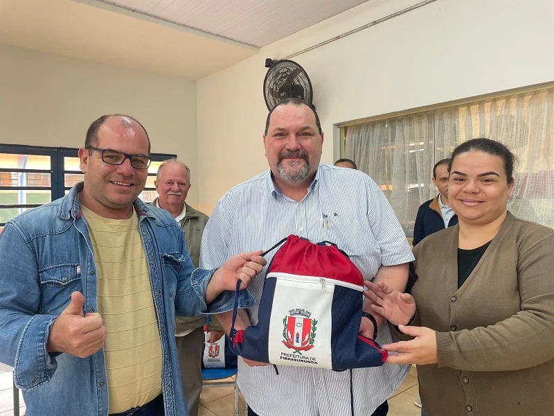 Volta às aulas. Governo Mantovani entrega uniformes escolares na Rede Municipal depois de 10 anos 5 educacao uniformes 10