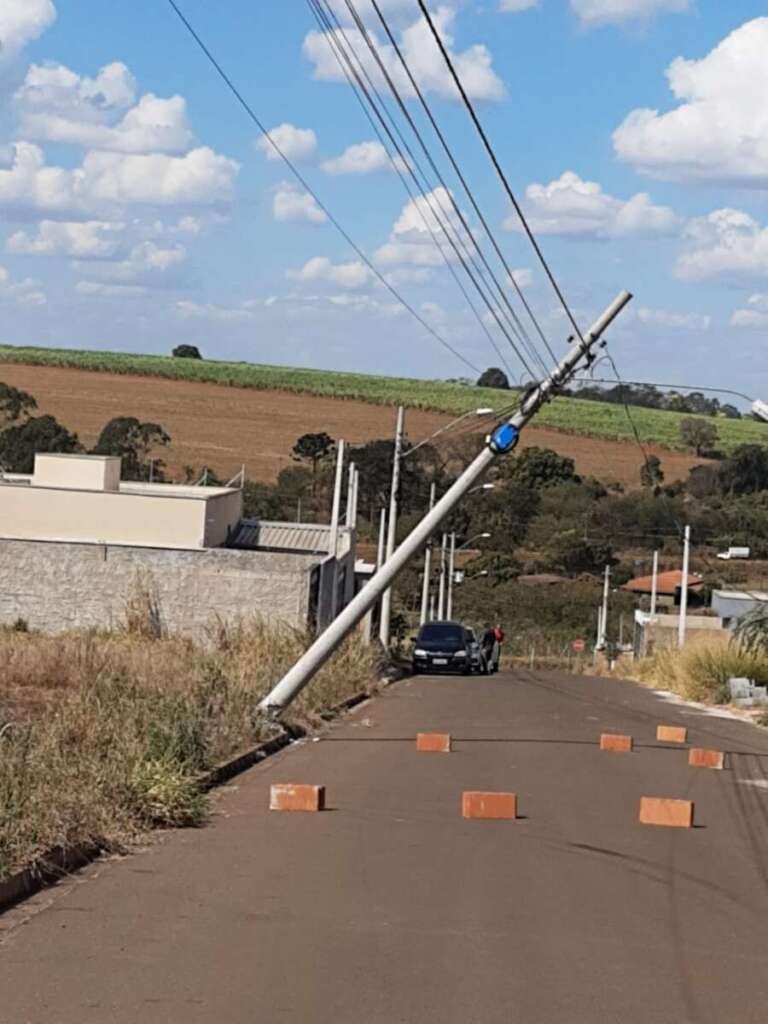 Homem faz reforma imóvel e joga entulha em calçada. Caminhão esbarra em poste quase vai a 'pique' 3 WhatsApp Image 2023 08 17 at 15.38.45