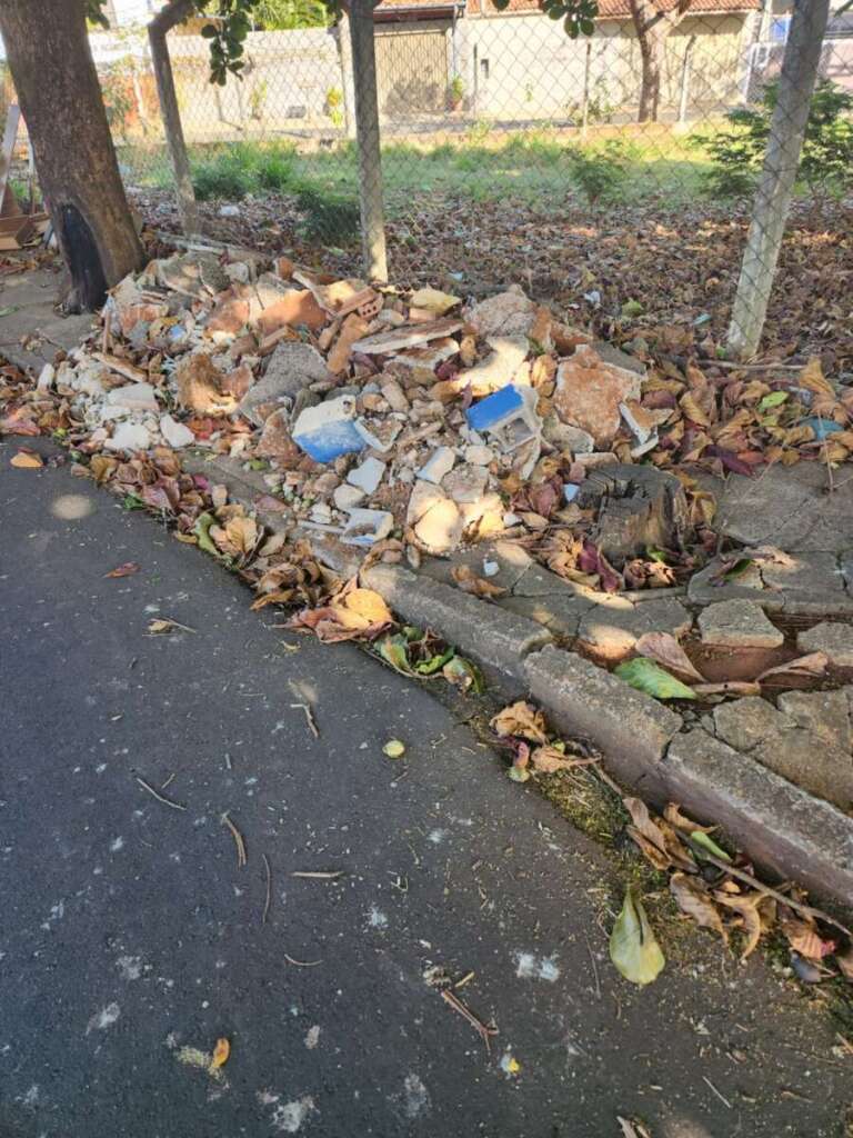 Homem faz reforma imóvel e joga entulha em calçada. Caminhão esbarra em poste quase vai a 'pique' 2 WhatsApp Image 2023 08 17 at 15.42.04