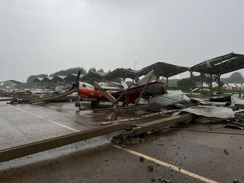 Aviões da FAB ficam parcialmente destruídos na AFA em Pirassununga após temporal