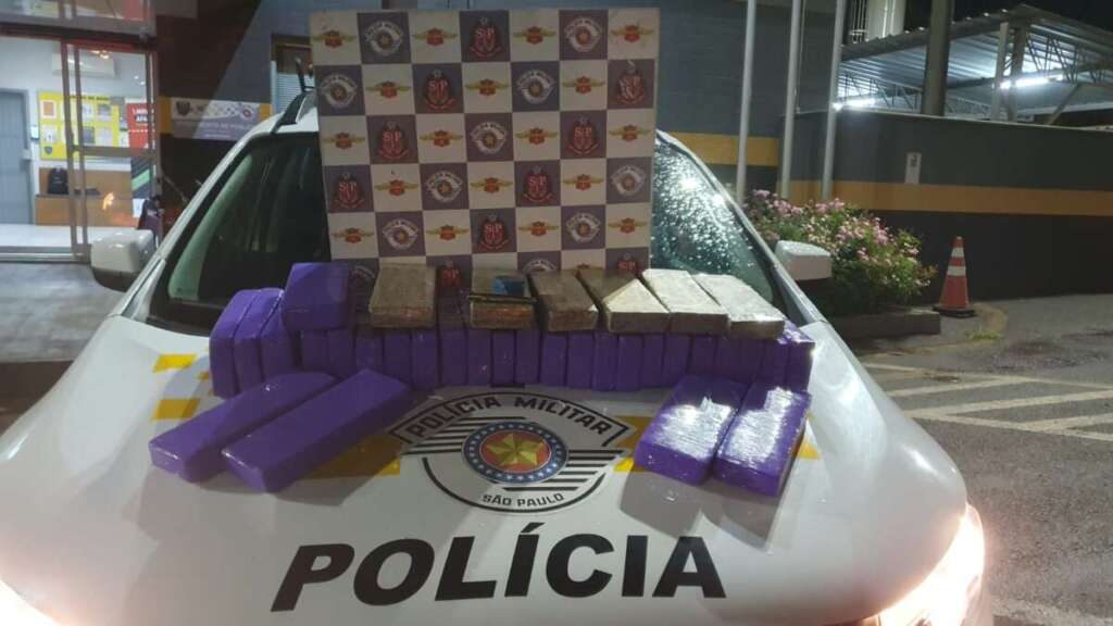 PMRv prende mulher por tráfico de drogas na rodovia Anhanguera no município de Pirassununga 1 PMRv prende mulher por tráfico de drogas na rodovia Anhanguera no município de Pirassununga
