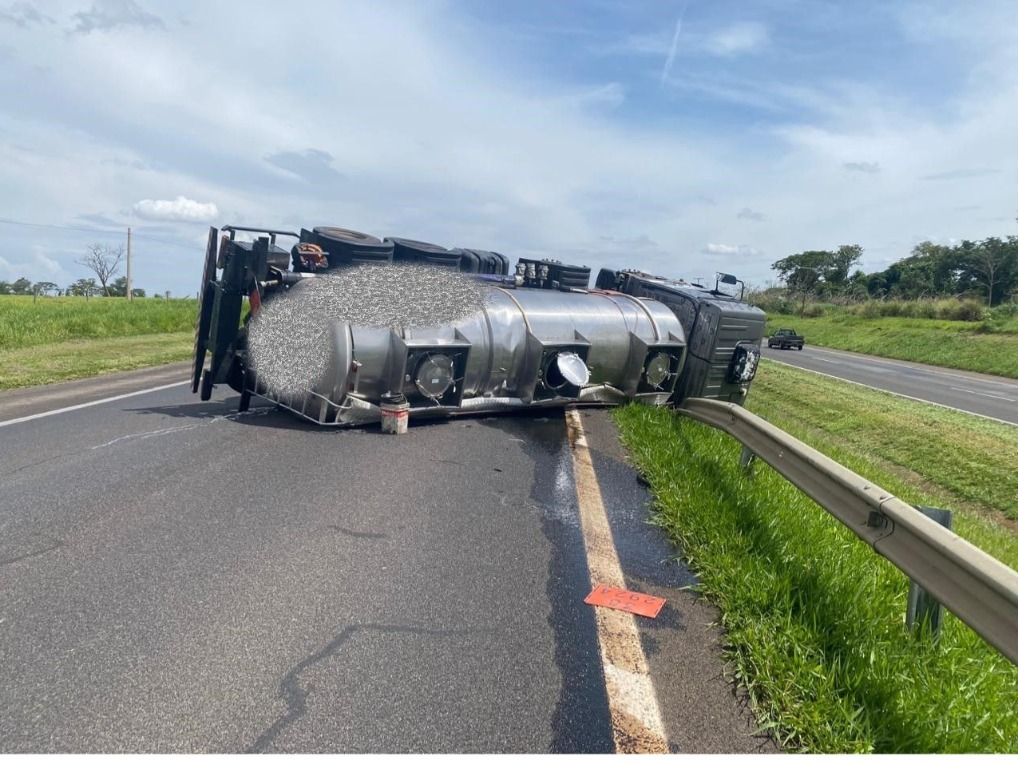 Caminhão carregado com 12 mil litros de ‘diclorobuteno’ tomba na rodovia Anhanguera em Pirassununga