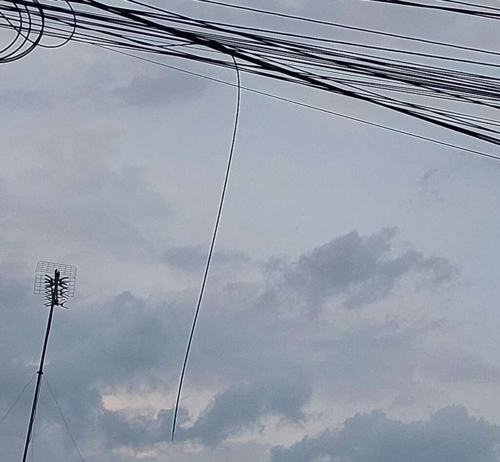 Um jovem por pouco não foi 'degolado' por cabo de Internet. Município não cumpre com Lei Municipal 8 ACIDENTE CABO DE ENERGIA 03 11 23 1
