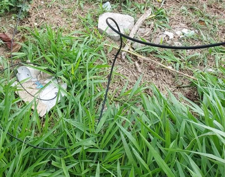 Um jovem por pouco não foi 'degolado' por cabo de Internet. Município não cumpre com Lei Municipal 7 ACIDENTE CABO DE ENERGIA 03 11 23 10
