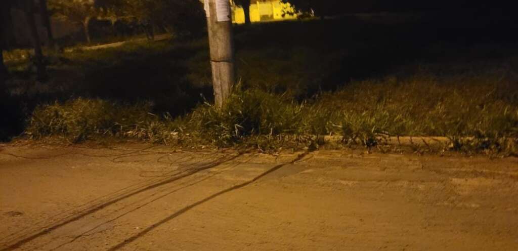 Um jovem por pouco não foi 'degolado' por cabo de Internet. Município não cumpre com Lei Municipal 3 ACIDENTE CABO DE ENERGIA 03 11 23 6