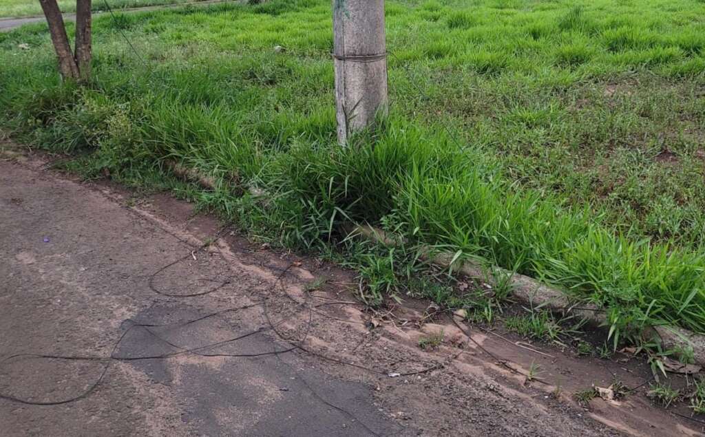 Um jovem por pouco não foi 'degolado' por cabo de Internet. Município não cumpre com Lei Municipal 4 ACIDENTE CABO DE ENERGIA 03 11 23 7