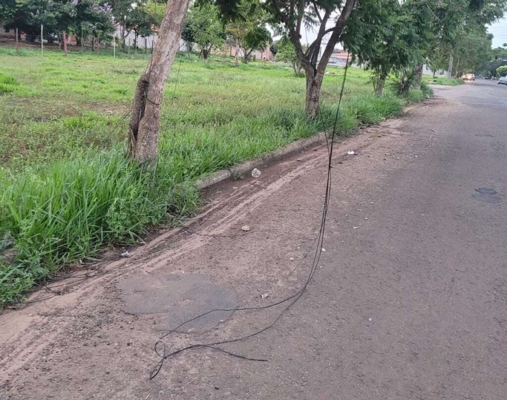 Um jovem por pouco não foi 'degolado' por cabo de Internet. Município não cumpre com Lei Municipal 5 ACIDENTE CABO DE ENERGIA 03 11 23 8