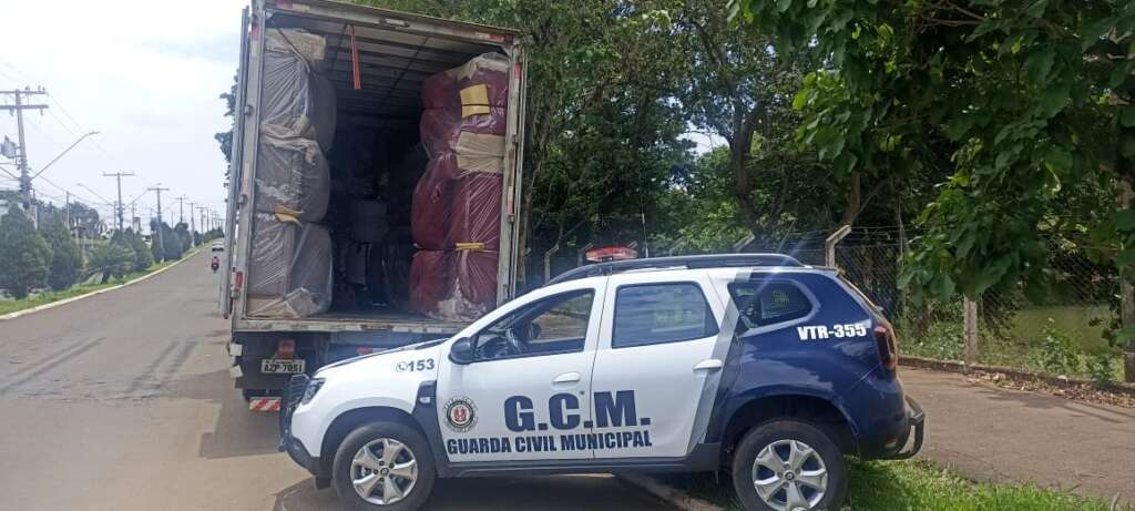 Denúncias. GCMs, autuam pessoas jogando entulhos, massa sendo feito no asfalto e venda ilegal de sofás 6 WhatsApp Image 2023 11 03 at 12.07.06
