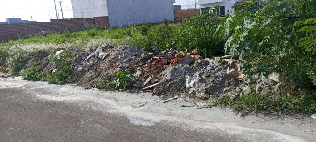 Denúncias. GCMs, autuam pessoas jogando entulhos, massa sendo feito no asfalto e venda ilegal de sofás 3 e86c764b 783d 42f3 b340 b72c198317ae