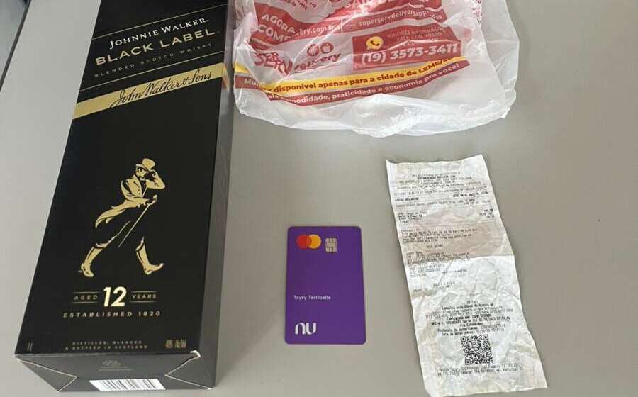 PM prende dois indivíduos que usaram cartão de crédito achado na Praça Central de Pirassununga