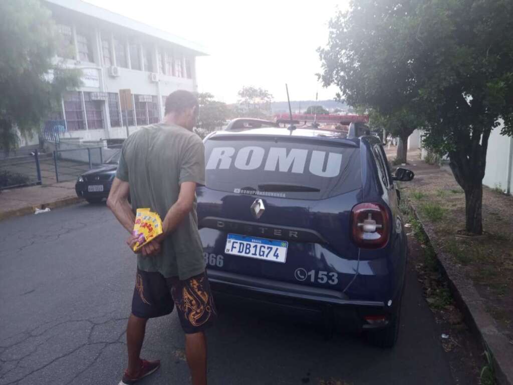 Homem furta barras de chocolate para trocar com pedras de Crack, mas acaba preso pela ROMU de Pirassununga