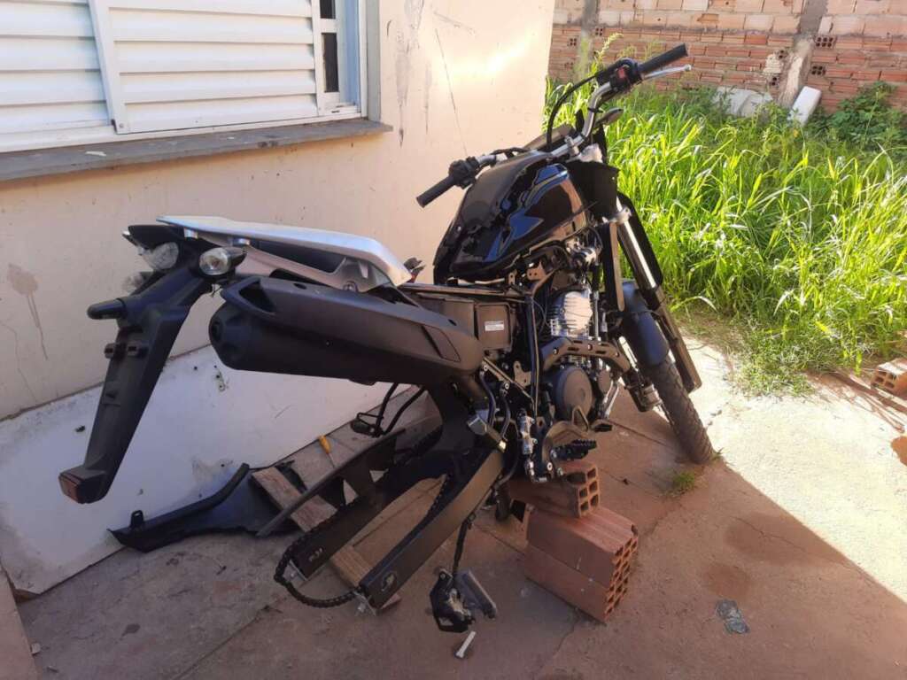 Motocicleta furtada é encontrada em quintal de casa abandonada 1 82513fe2 15ef 45ee 8c82 e72783e6a6ad
