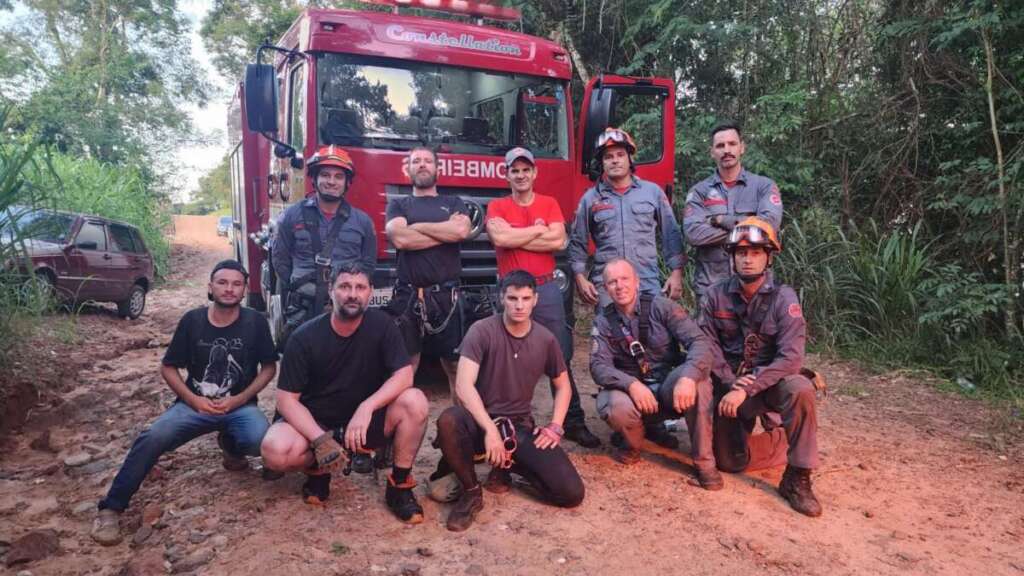 Bombeiros fazem resgate de vítima de queda de 20 metros na cachoeira do Monte Sião 2 bombeiros pirassununga em resgate monte siao