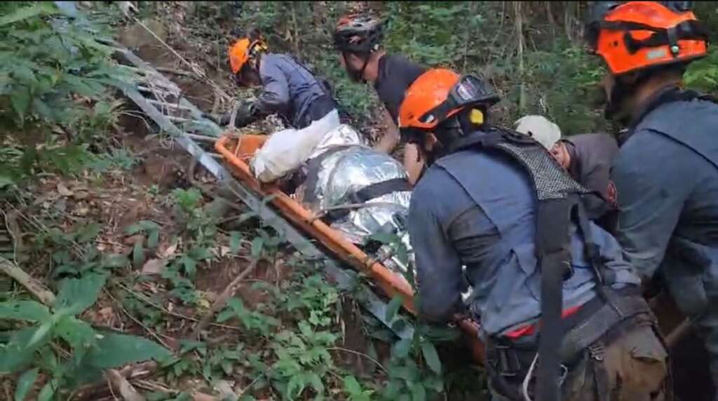 Bombeiros fazem resgate de vítima de queda de 20 metros na cachoeira do Monte Sião