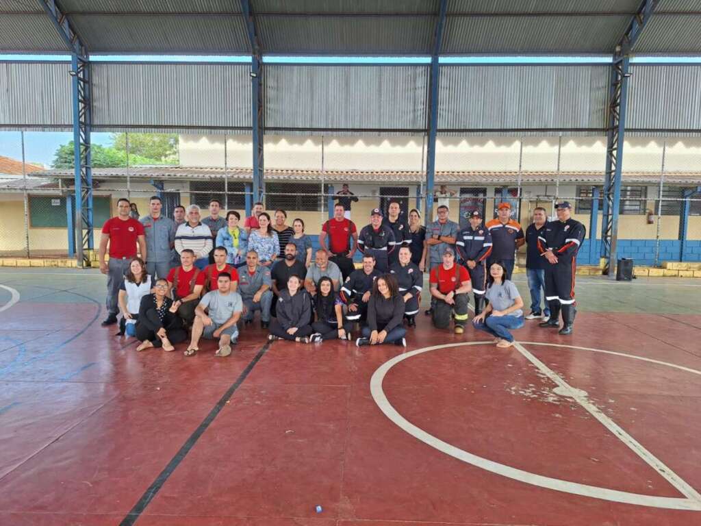 1º Treinamento de incêndio estrutural e evacuação em unidade escolar do Corpo de Bombeiros de Pirassununga 1 c4e0d0a5 6d5a 4054 8587 39a9840754ea