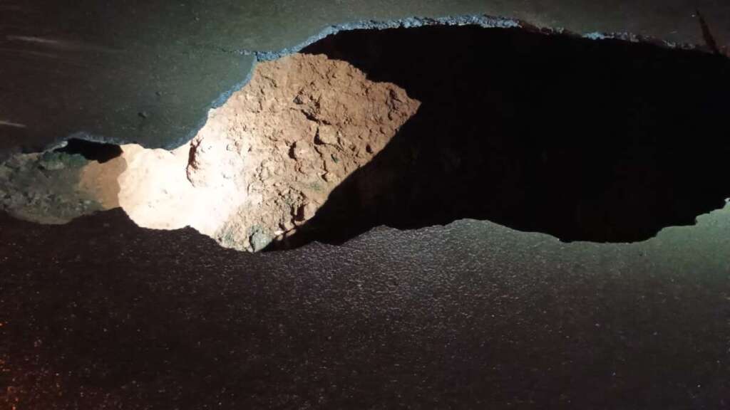 Galerias rompem calçada e leito carroçável. Um carro caiu dentro do buraco 2 5e22ba13 ef52 4e95 8630 2e3f017f03fb