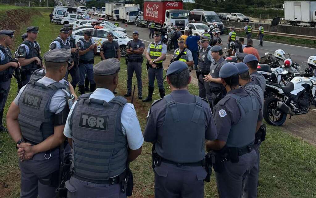 Tenente PM Adilson do 1º Pelotão da 3ª Cia. de PMRv emprega 21 viaturas em "operação" na Rodovia Anhanguera 3 IMG 20241106 WA0003