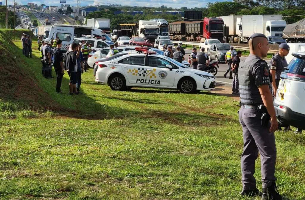 Tenente PM Adilson do 1º Pelotão da 3ª Cia. de PMRv emprega 21 viaturas em "operação" na Rodovia Anhanguera 4 IMG 20241106 WA0004
