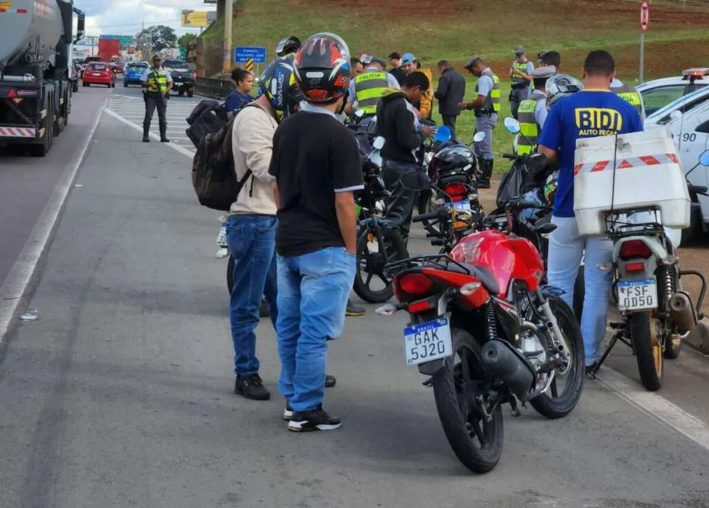 Tenente PM Adilson do 1º Pelotão da 3ª Cia. de PMRv emprega 21 viaturas em "operação" na Rodovia Anhanguera 5 IMG 20241106 WA0005