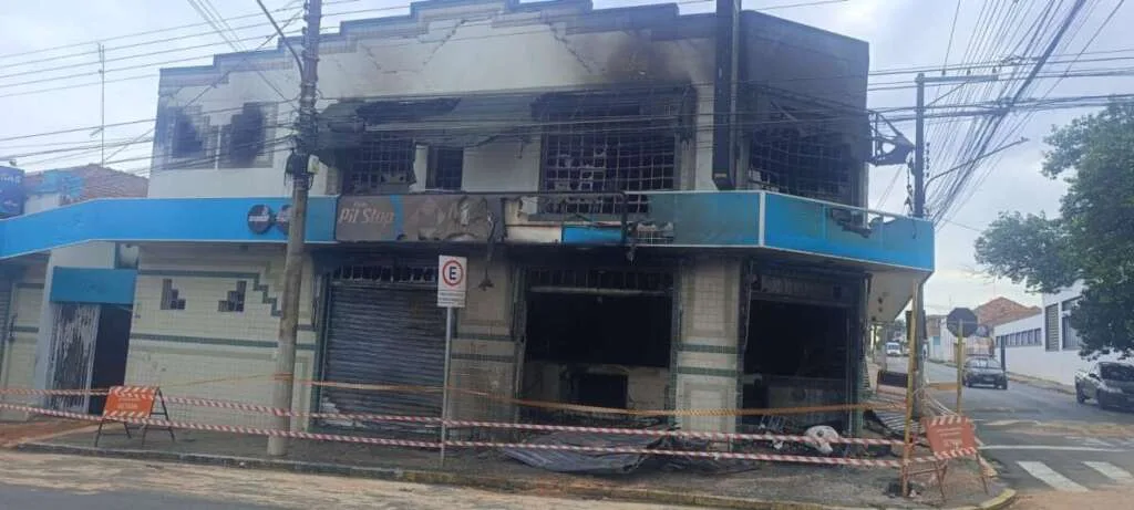 Incêndio destruiu a Malachias Auto Peças no centro de Pirassununga 2 d571411e c205 4786 b048 ffb55be9a9d9