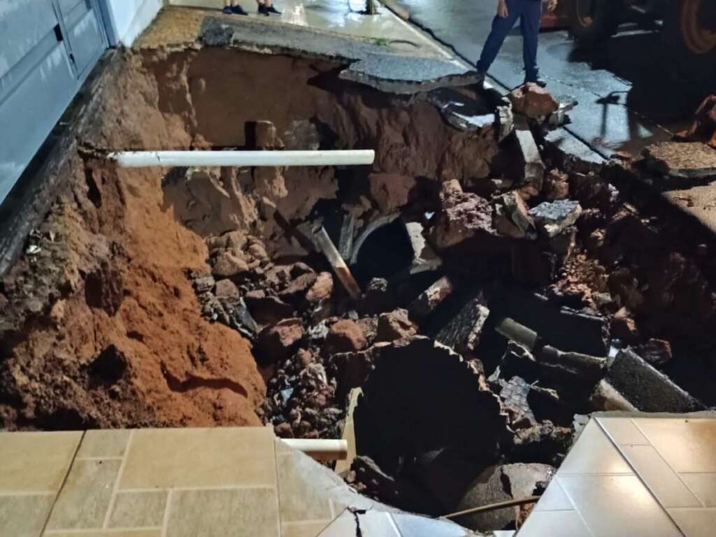Galerias rompem calçada e leito carroçável. Um carro caiu dentro do buraco 1 dcace7f0 9978 487a b19d 1bf7deaacb8d