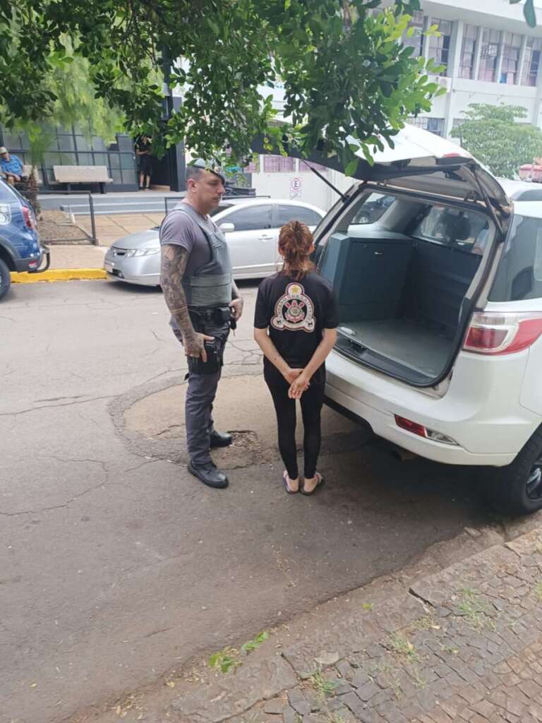 Mulher acusada de tráfico de drogas é presa pela PM na Vila São Pedro em Pirassununga 2 e405b39e eafa 4cc9 bc47 0b8645a97955
