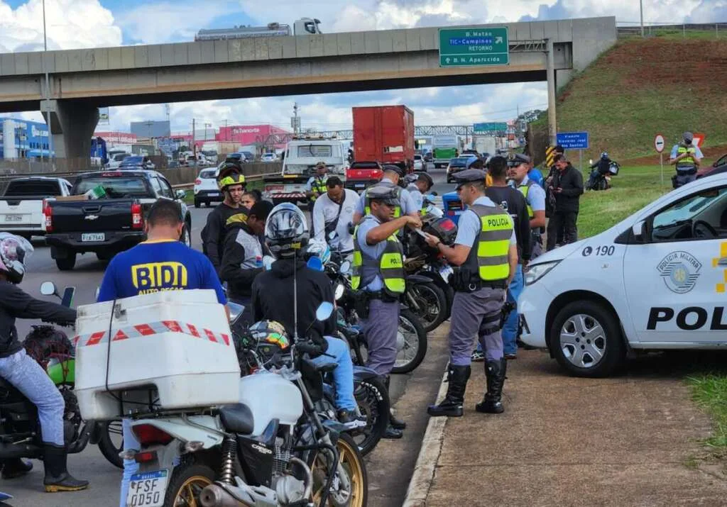 Tenente PM Adilson do 1º Pelotão da 3ª Cia. de PMRv emprega 21 viaturas em "operação" na Rodovia Anhanguera 1 ee1cd694 2d74 4f96 a29f 9fb0e21e43b7