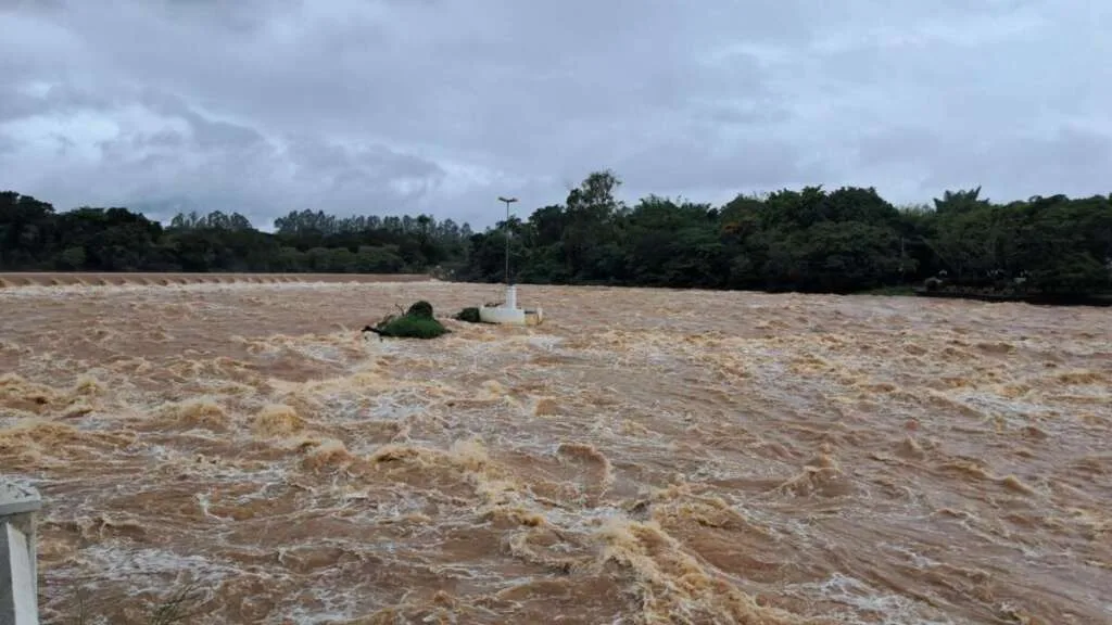 Vazão do Rio Mogi Guaçu deixa "Recanto Turístico" de Cachoeira de Emas com cenário vislumbrante 10 IMG 20250201 WA0034
