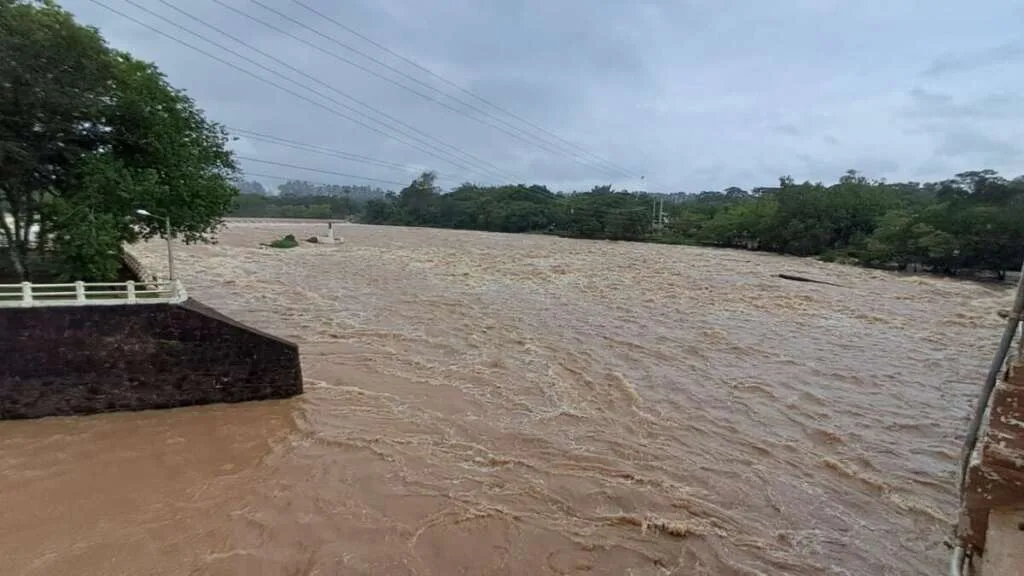 Vazão do Rio Mogi Guaçu deixa "Recanto Turístico" de Cachoeira de Emas com cenário vislumbrante 20 IMG 20250201 WA0048