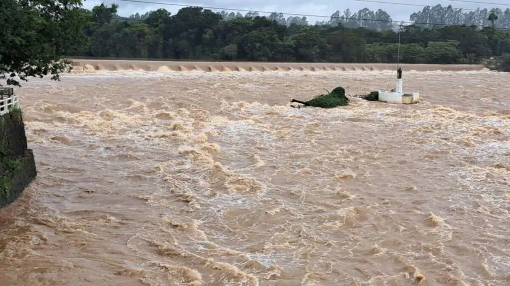 Vazão do Rio Mogi Guaçu deixa "Recanto Turístico" de Cachoeira de Emas com cenário vislumbrante 22 IMG 20250201 WA0050