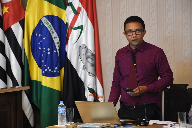 Carlinhos de Deus faz requerimento de congratulação com policiais da Força Tática da PM de Pirassununga, que ajudou a elucidar o latrocínio do motorista de aplicativo 1 0608965001747413666