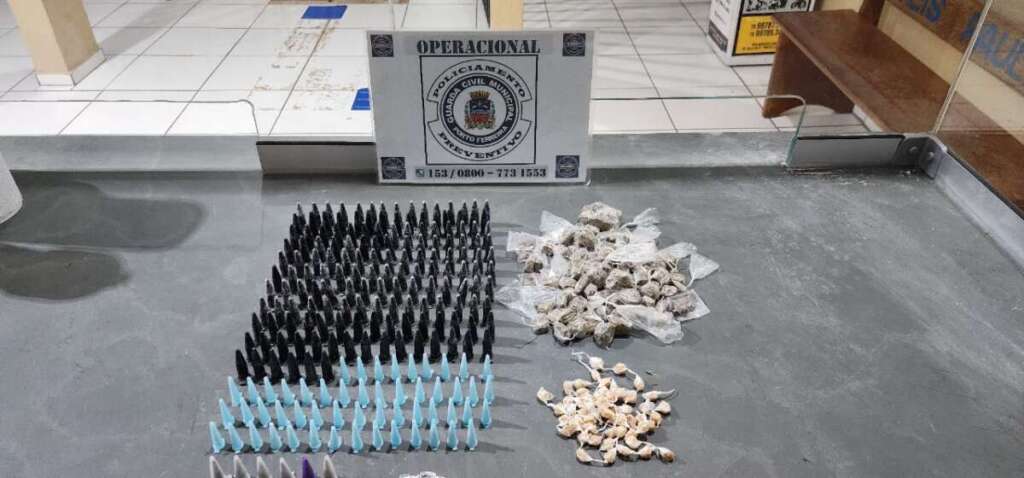 Resumo. GCM de Porto Ferreira retira cerca de 1.600 drogas, apreende adolescentes, traficante, recupera veículos... 3 0a0b8be2 0c90 4908 b4be 1bc8e5f3c269