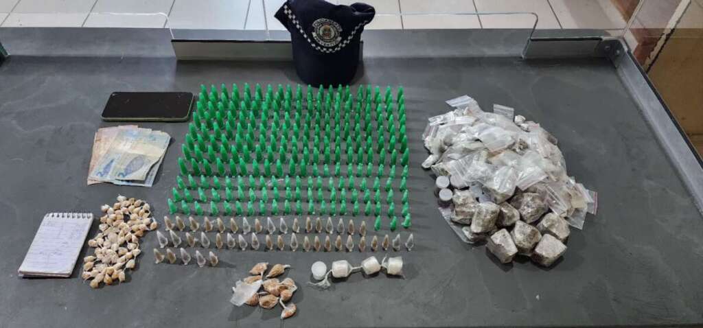 Resumo. GCM de Porto Ferreira retira cerca de 1.600 drogas, apreende adolescentes, traficante, recupera veículos... 6 1f1e7da7 c427 4ee5 90f7 a75f766970f2