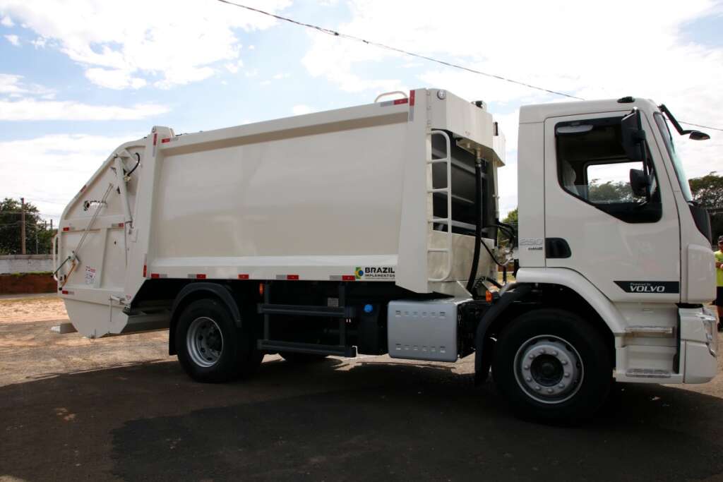 Prefeitura adquire 2 novos caminhões para a coleta de lixo 2 aad9100724f64b7383f0b737f89d3e36