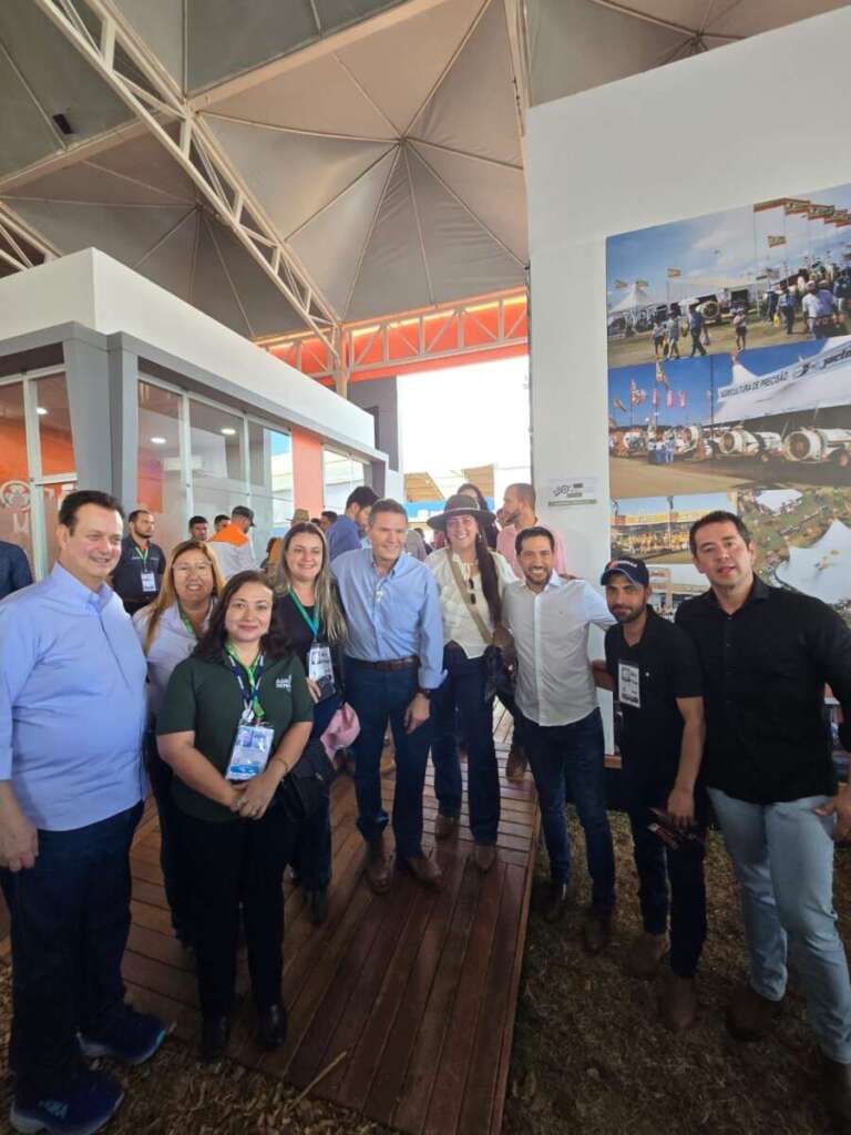 Prefeito de Descalvado, Luizinho Panone, ao lado de lideranças políticas paulista na abertura da AGRISHOW 2 b070f222 fa7c 47b5 ae5a 6a4beae73676 1