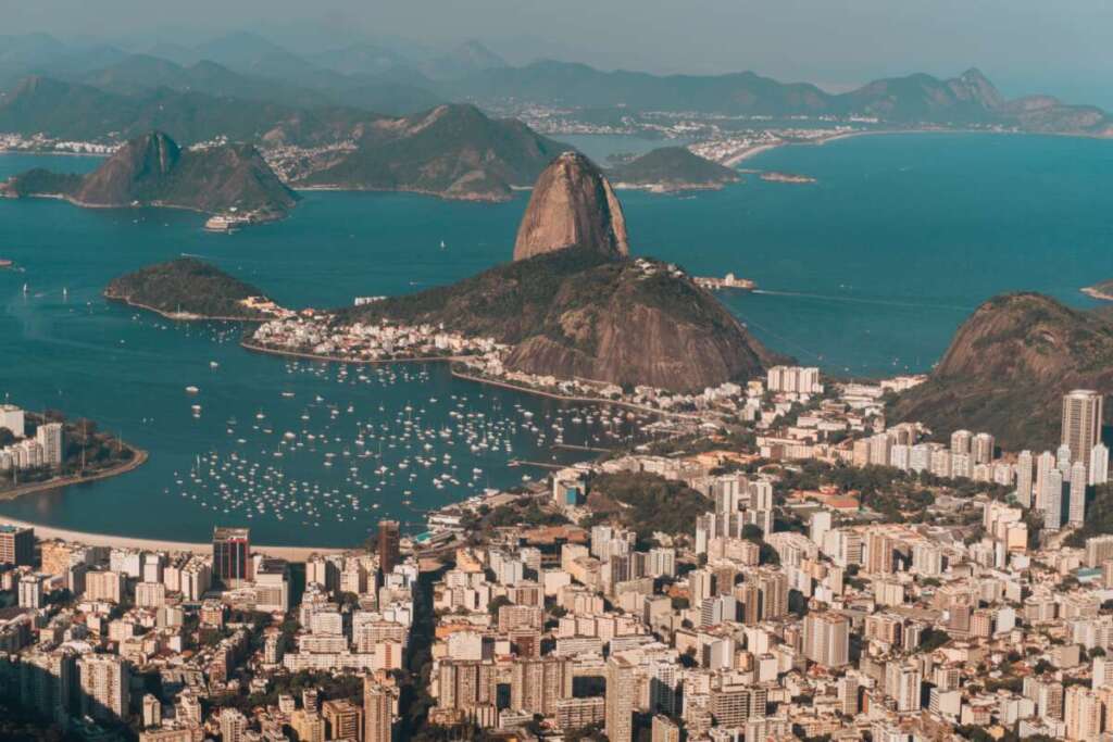 Cristo Redentor e mirantes urbanos: roteiros imperdíveis 1 foto aerea rio de janeiro cercado pelo mar e morros sob o sol no brasil