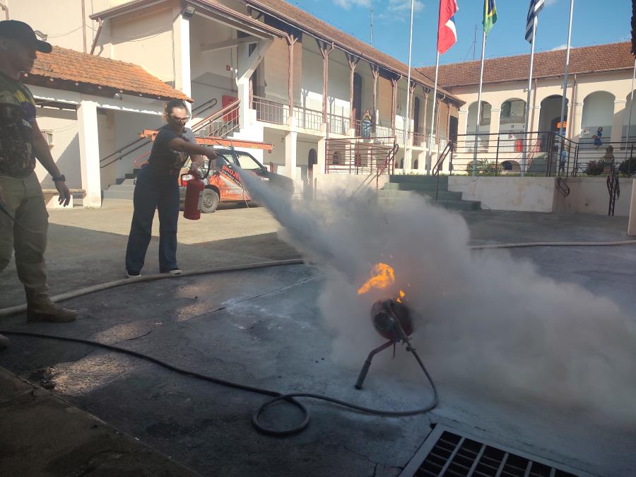 Seduc oferece treinamento de brigadistas para combate a incêndio e primeiros-socorros 2 m 87 0 3 13052025161331