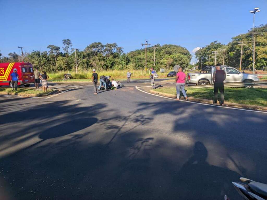 Colisão entre carro e motocicleta na SP-201, no primeiro acesso ao Cerrado de Emas 2 WhatsApp Image 2025 06 02 at 16.22.33