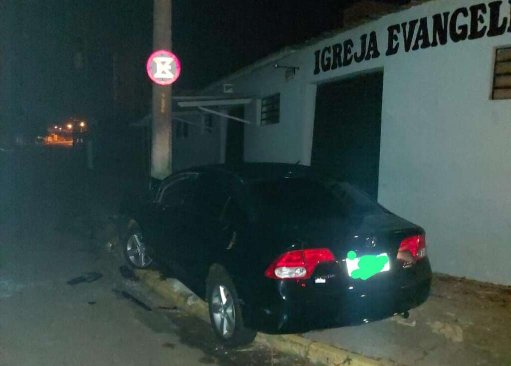 Mulheres discutem após colisão com Poste de Iluminação. Abandonam o carro e deixam o local 3 44a96e2e 4c94 4e7f 827e 339dffe236de