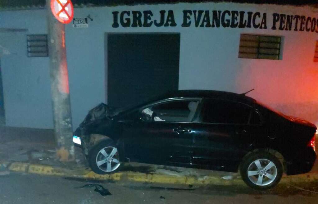 Mulheres discutem após colisão com Poste de Iluminação. Abandonam o carro e deixam o local 2 83cbcbaa 73eb 45fe b381 58ab4a04f325