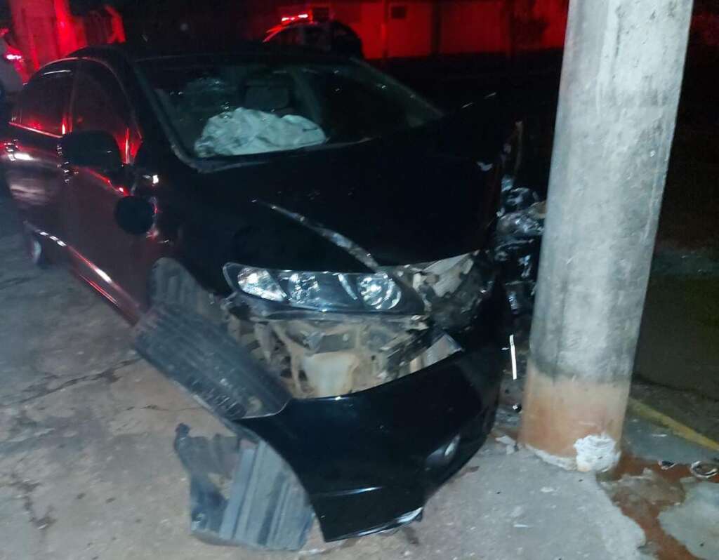 Mulheres discutem após colisão com Poste de Iluminação. Abandonam o carro e deixam o local 1 cc2a5bd3 41c8 463b b5c5 4a21b3fddea2