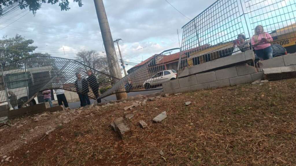 Não habilitado e embriagado, condutor invade área do CAIC após derrubar alambrado 1 db82ac8b 49b7 49cc abc1 266ad712ad6a