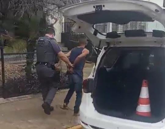 Filho "quebra medida de proteção", acaba preso, ameaça o pai de morte perto dos policiais e sai pela porta da frente 1 eee9e8d9 3b57 45d2 9a17 90f172a91512