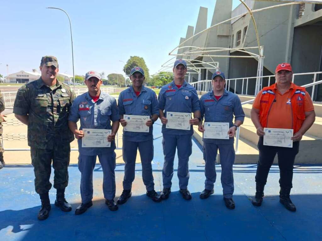 AFA homenageia Machado e Alexandre, da Defesa Civil. Brigadistas também foram homenageados 1 bf946034 5b43 4d6c bf99 ba480f2fa346