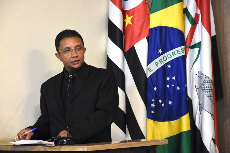 Carlinhos propõe implantação de anuênio para servidores e construção de Praça no bairro San Martinho 1 0118813001761930349