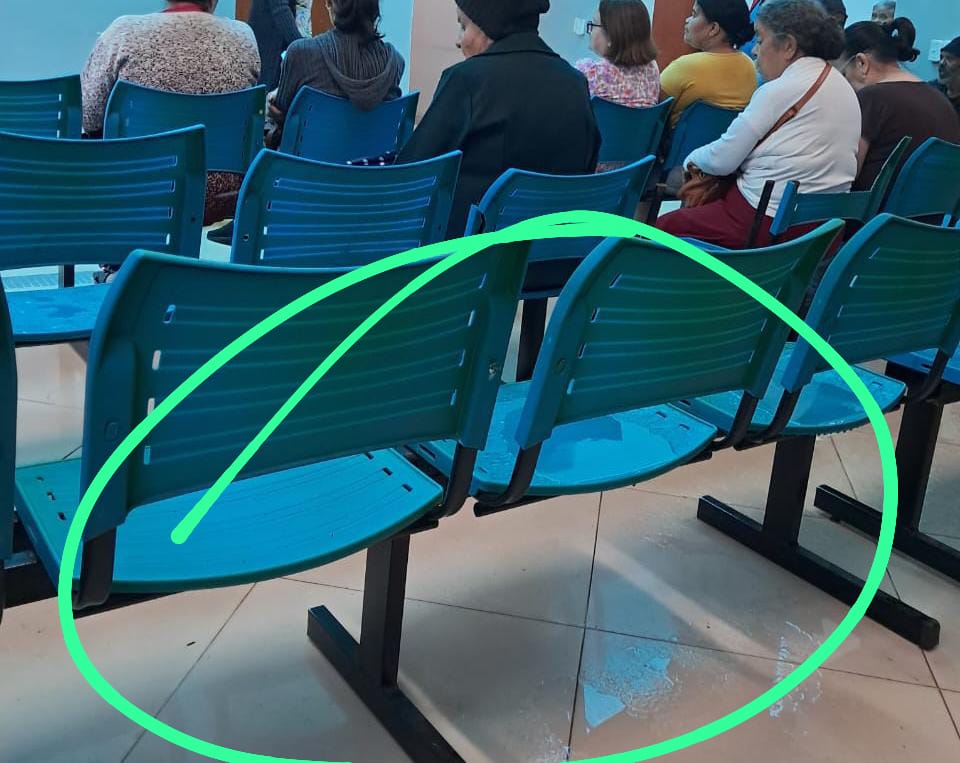 Chuvas causam alagamento no interior do Centro de Especialidades Médicas. Teto está com trincas 3 WhatsApp Image 2025 11 24 at 09.34.29