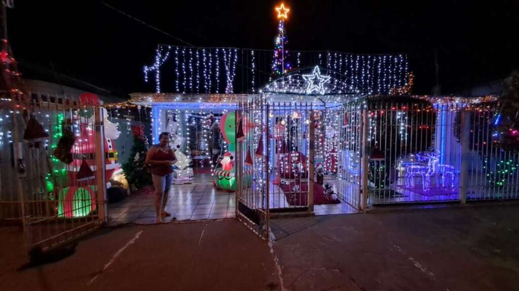 Pirassununga. Casa em Cachoeira de Emas e Vila Pinheiro levam centenas de visitantes para visitação aos enfeites de Natal 12 IMG 20251222 WA0094 1