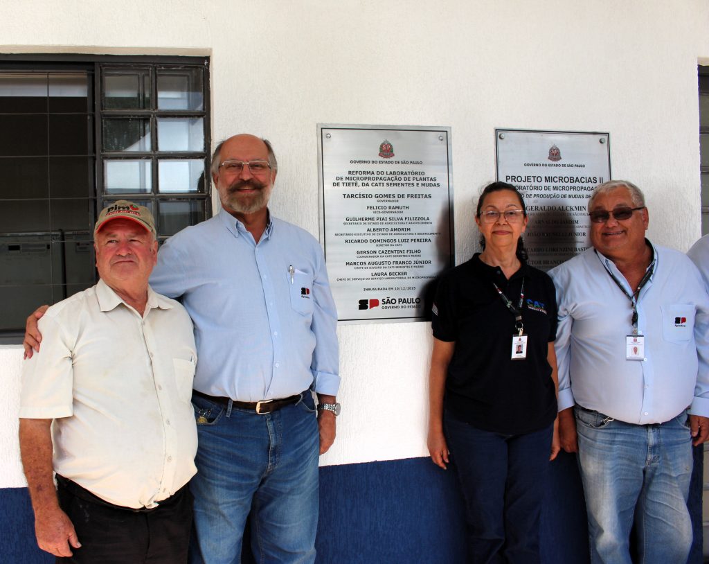 Secretario executivo Alberto Amorim descerra placa de reforma da unidade de Tiete SP