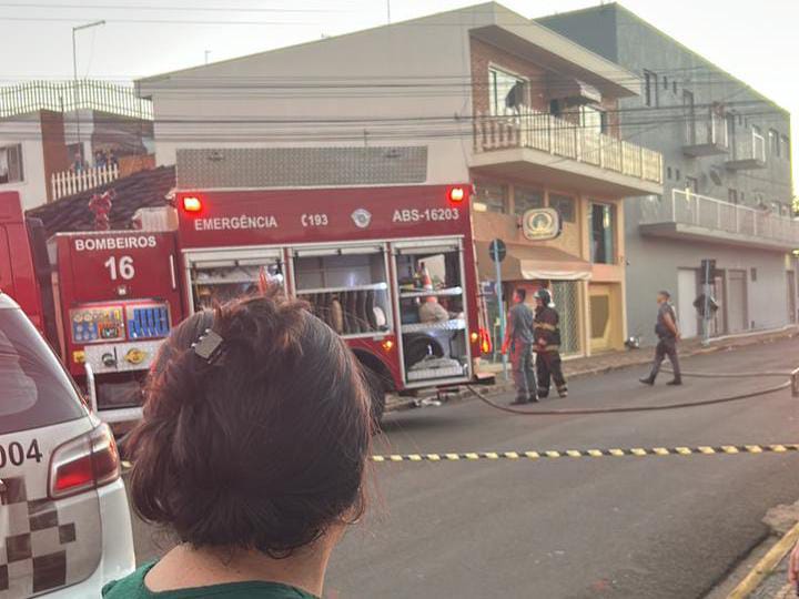 URGÊNTE. Incêndio atinge residência na Vila Braz em Pirassununga 4 IMG 20260304 WA0061