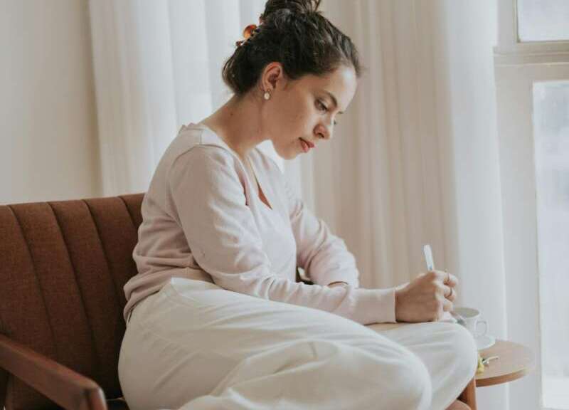 7 hábitos de mulheres que equilibram autocuidado, casa, carreira e bem-estar emocional 1 pexels leticia alvares 1805702 33359321 e1779132780355